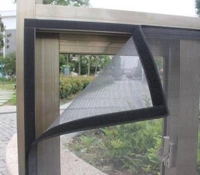 磁条纱窗具有磁性、易于安装、拆卸和更换的特点